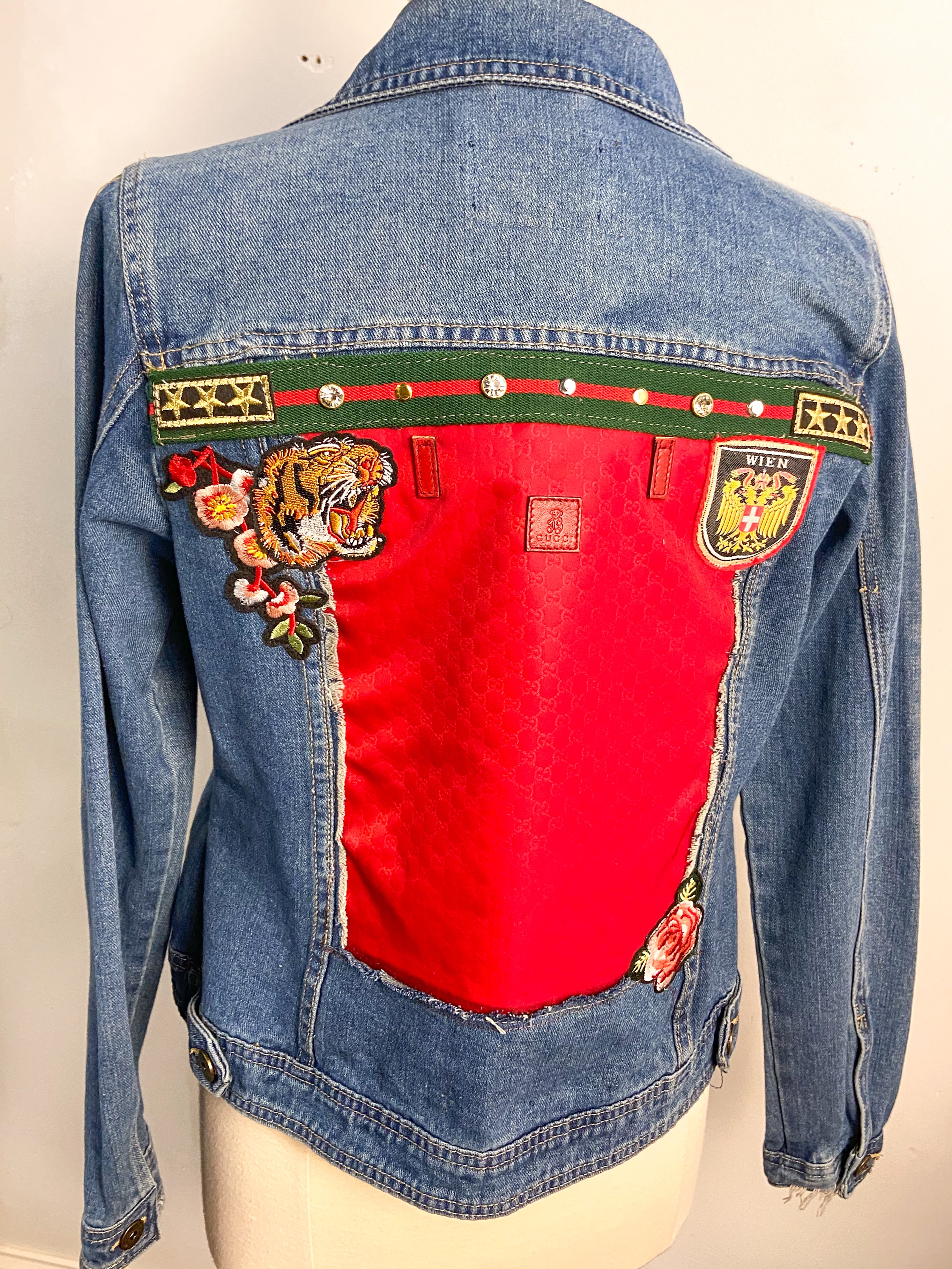 希少！GUCCI グッチ　デニムジャケット　イタリア製　鮮やかレッドカラー OOAK Denim and Red Gucci Jacket – Libby Story