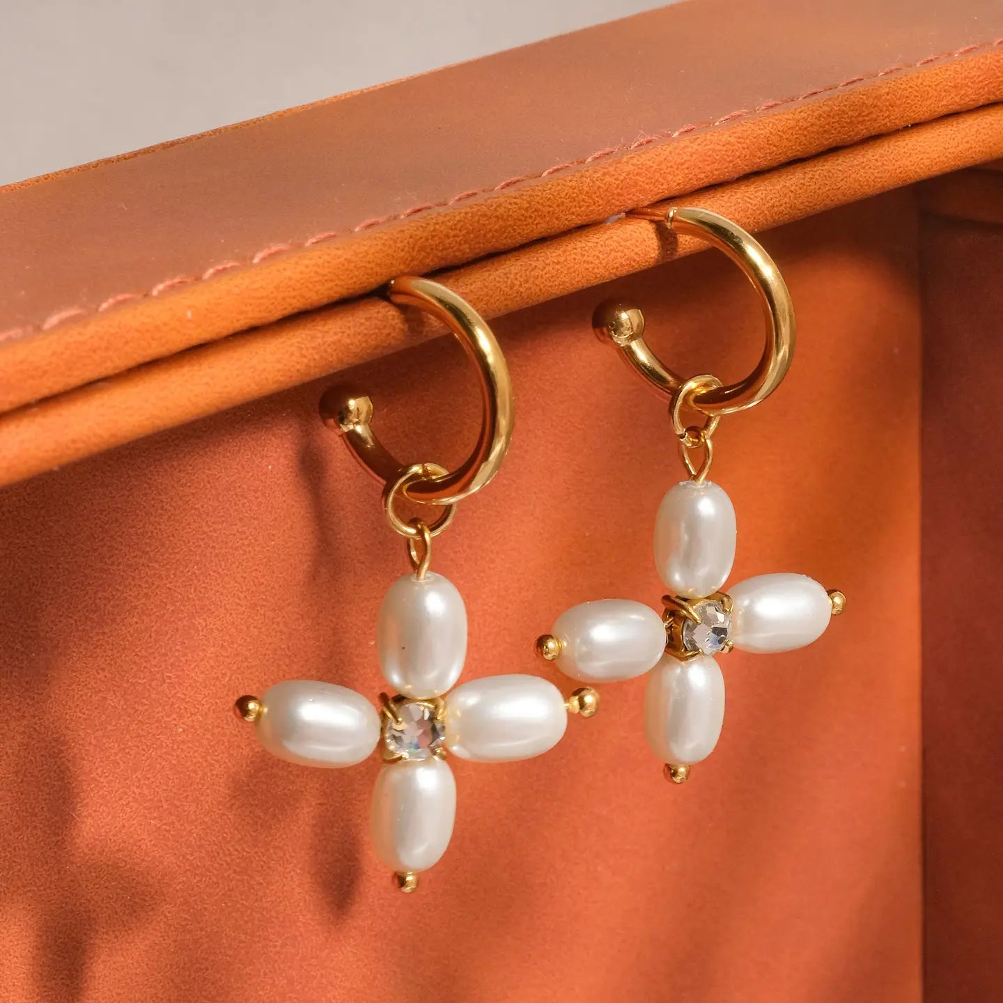 Chaleur Pearl Cross Earring