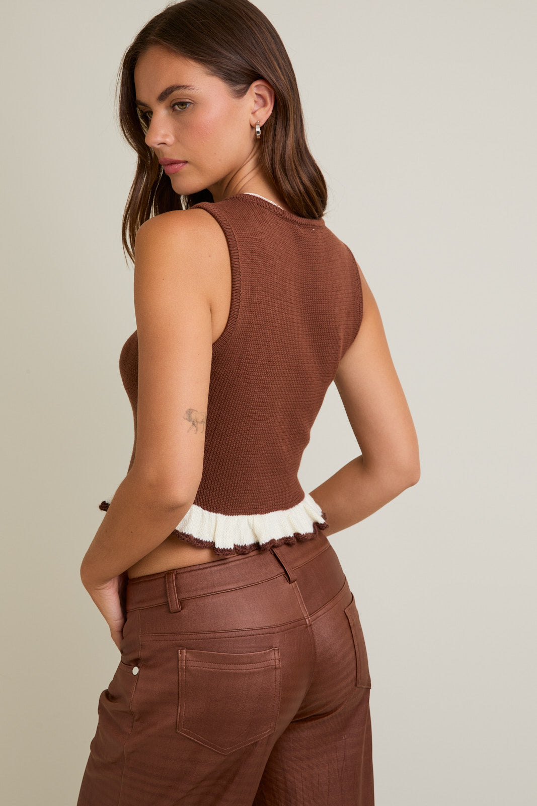 Contrast Yarn Detail Sleeveless Sweater Top
