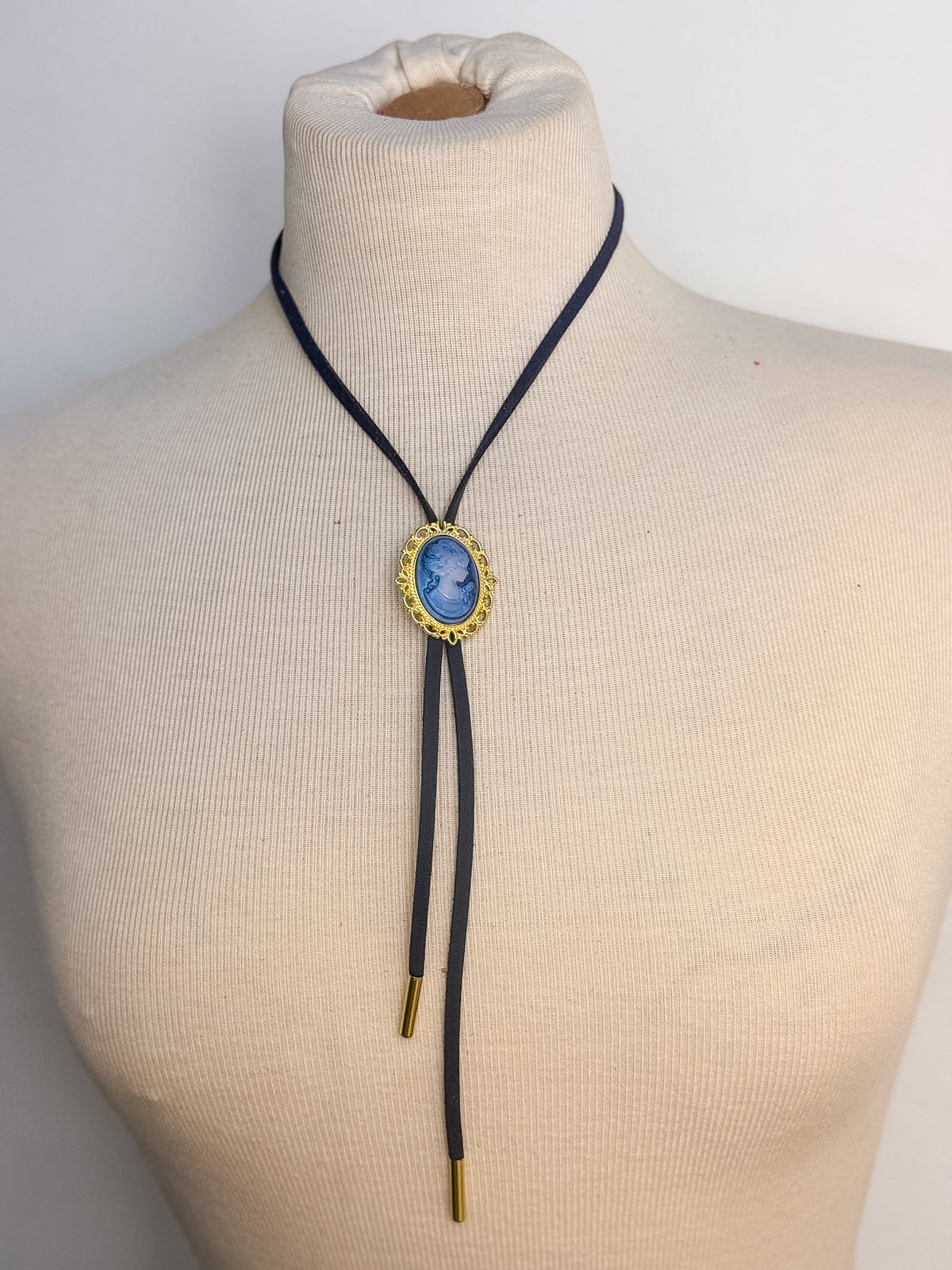 Handmade Cameo Bolo