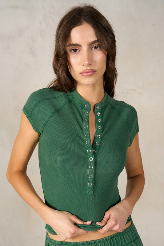 Raglan SS Snap Down Tee