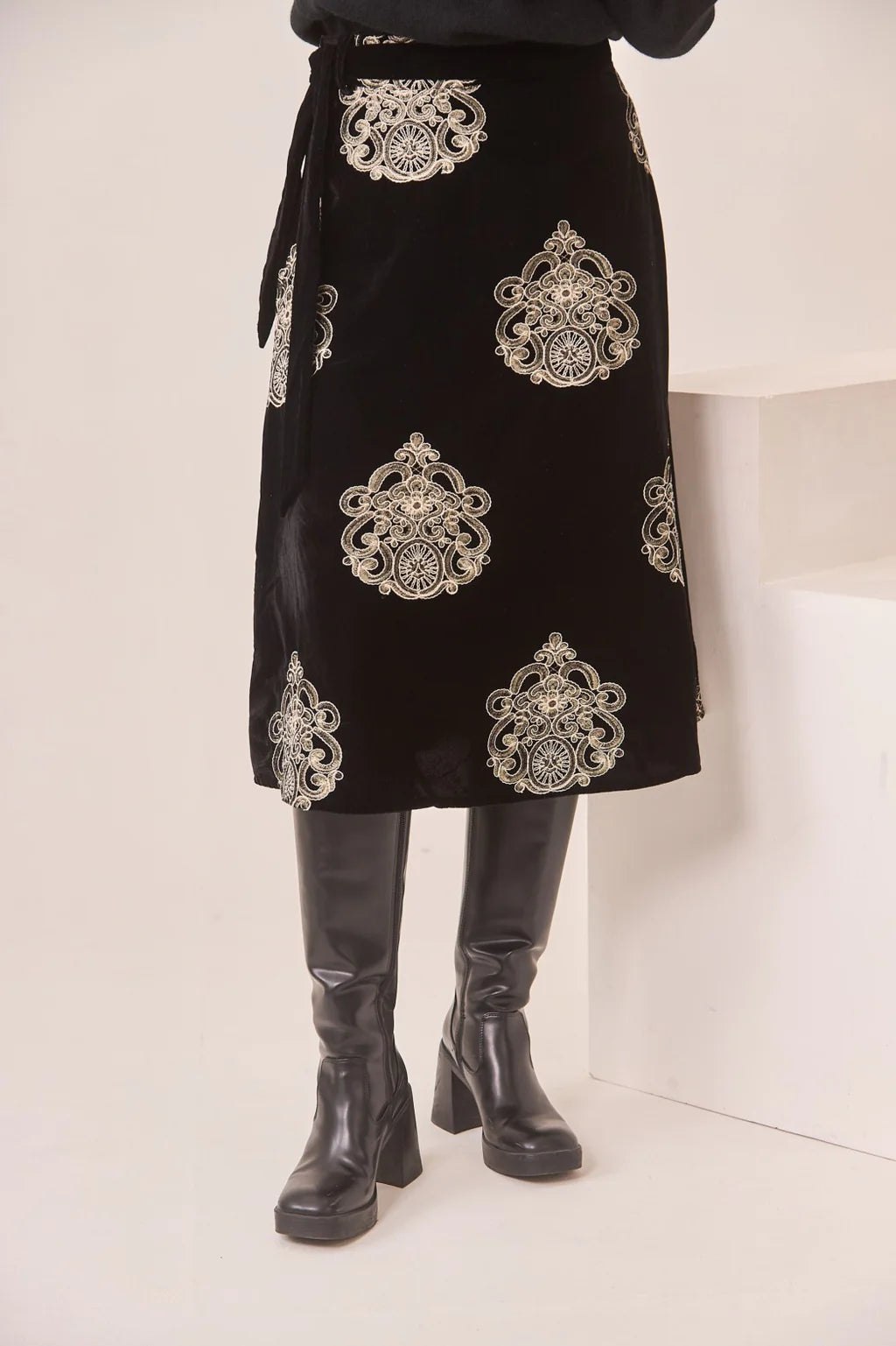 Nekane Embroidered Velvet Skirt